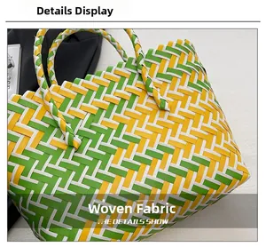 Vue détaillée macro du tissu tressé jaune vert et blanc sur un sac à main seau