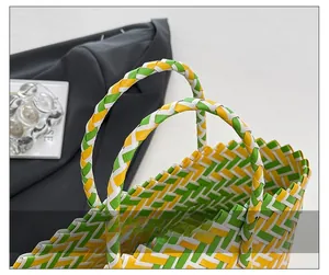 Détail de la poignée tressée colorée et de la texture d'un sac panier d'été