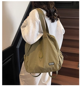 Vue détaillée du sac fourre-tout en nylon vert armée avec cordon et poche latérale