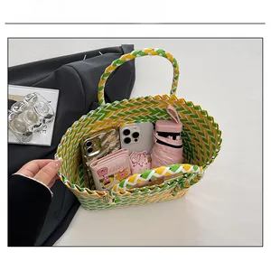 Détail intérieur d'un sac cabas tressé montrant sa grande capacité de rangement