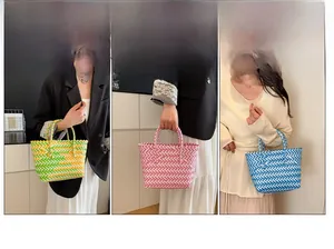 Détails de trois sacs de plage tissés colorés avec des poignées de transport solides
