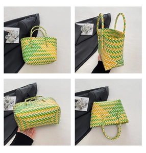 Détail macro d'un sac seau tissé coloré montrant son motif texturé en chevrons