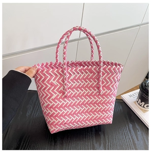 Détail du cabas tissé en chevron rose et blanc avec anses circulaires
