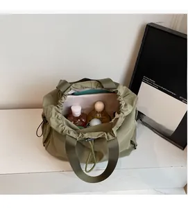 Vue de dessus du sac à cordon en nylon vert armée montrant la capacité intérieure spacieuse