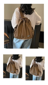 Gros plan d'un sac à dos en nylon marron avec cordon de serrage et étiquette tissée