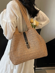 Grand sac cabas en paille d'été avec lanière en cuir noir et boucle dorée