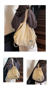 Vues détaillées d'un sac à dos beige plissé à cordon avec grande capacité et poches latérales
