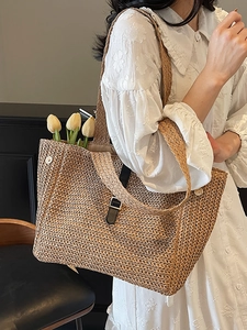 Grand sac cabas en paille avec boucle en cuir noir pour les vacances d'été à la plage