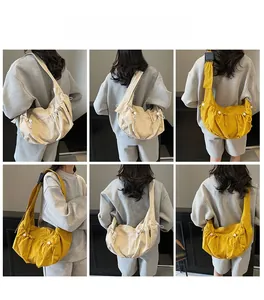 Détail du grand sac cabas en nylon plissé avec cordon en beige et jaune gingembre