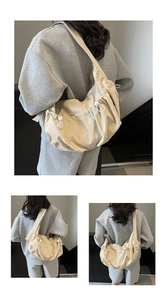 Détail du sac bandoulière en nylon beige avec texture plissée et système de cordon ajustable