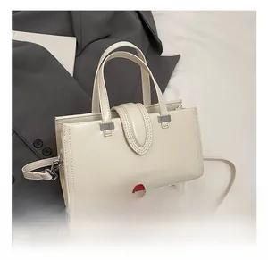 Détail du sac à main blanc crème avec boucle en métal argenté et bandoulière réglable