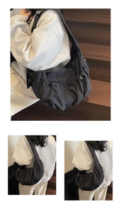 Détails d'un sac bandoulière en nylon noir avec cordon de serrage et texture plissée