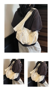 Détail du sac fourre-tout plissé beige avec boucle industrielle et large bandoulière