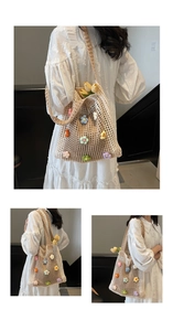 Détail du sac cabas au crochet fait main avec des fleurs colorées en tricot 3D