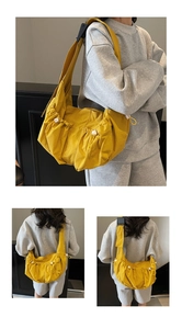 Détail du sac bandoulière en nylon jaune avec fronces et boucles blanches réglables