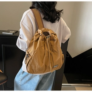 Vue détaillée du sac à dos en nylon kaki avec cordon de serrage porté par un mannequin