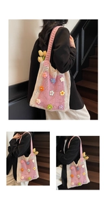 Vue détaillée d'un sac cabas au crochet avec des accents floraux 3D colorés