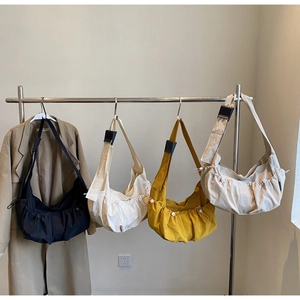 Sacs bandoulière en nylon quatre couleurs avec côtés plissés et larges sangles réglables