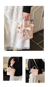 Borsa a mano in pelle verniciata rosa con fiocco in pizzo e ciondolo cuore