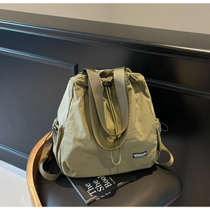 Détail d'un sac cabas en nylon vert olive avec cordon de serrage et boucles réglables