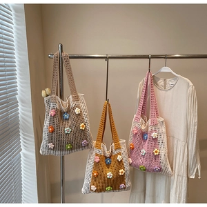 Détail de sacs fourre-tout en crochet faits main avec fleurs 3D colorées en trois coloris