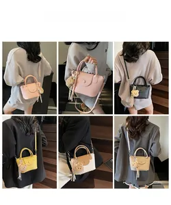 Collage de sacs à main en cuir à motif litchi avec breloques d'ours sur modèles