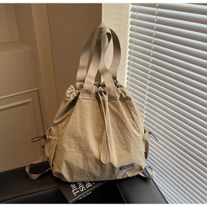 Vue détaillée du sac en nylon kaki avec sangles grises et cordons de serrage réglables