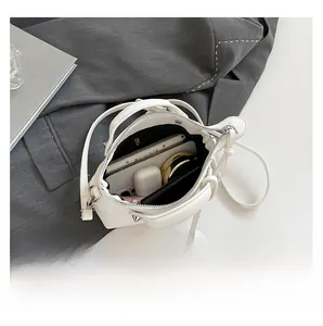 Draufsicht auf das weiße Leder-Innere der Tasche mit Fokus auf das große Stauvolumen