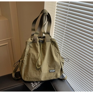 Détail du sac cabas en nylon vert armée avec fermeture cordon et étiquette