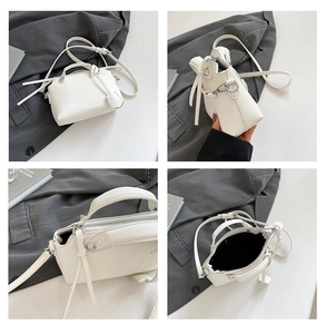 Detailansichten einer weißen Handtasche aus Leder mit silbernen Beschlägen und Riemen