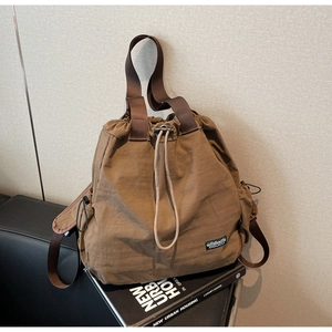 Sac à dos en nylon marron avec cordon de serrage, texture plissée et bretelles réglables