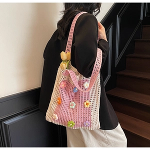 Détail du sac cabas au crochet fait main avec fleurs colorées et tulipes fraîches
