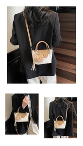 Détail d'un sac bandoulière crème et kaki chic avec ours en peluche et ruban