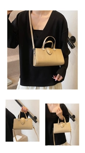 Vue détaillée du sac à main beige avec poignées supérieures et bandoulière amovible