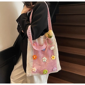 Détail du sac cabas au crochet avec fleurs 3D colorées et une bandoulière rose fuchsia