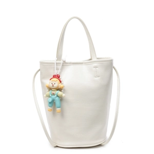 Minimalistische witte emmertas met cartoon-pop hanger en verstelbare schouderband