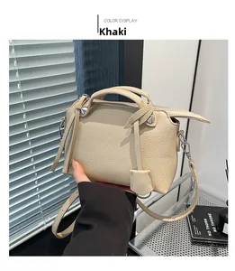 Detailansicht der khakifarbenen Boston-Tasche mit Ledertextur, Griffen und Metallnieten