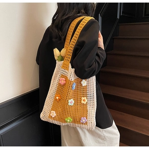 Détail d'un sac cabas au crochet avec fleurs 3D et motif de tissage ajouré chic
