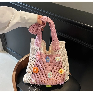 Détail du sac cabas au crochet avec fleurs 3D faites main et motif en maille tissée