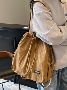 Sac à dos en nylon marron avec cordon, sangle réglable et logo pour le voyage et le sport