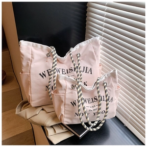 Détail de cabas en toile rose en deux tailles avec anses en corde tressée et poches