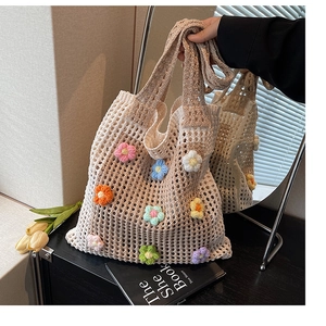 Détails du sac cabas au crochet beige avec de petites fleurs tricotées en relief colorées