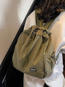 Sac à dos en nylon vert armée avec cordon de serrage et poches latérales pour voyage