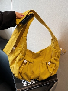 Sac fourre-tout plissé en nylon jaune gingembre avec poche à cordon et sangle large