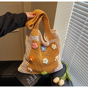 Détail du sac cabas au crochet avec des fleurs colorées et une texture tricotée main