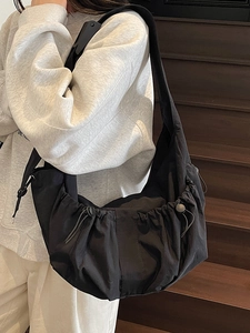 Sac fourre-tout minimaliste en nylon noir à cordon et texture plissée pour femmes