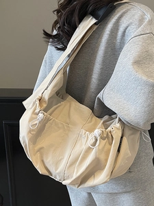 Sac fourre-tout beige en nylon plissé en forme de croissant avec bandoulière réglable