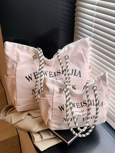 Ensemble de sacs fourre-tout roses avec imprimé et anses tressées rayées sous le soleil