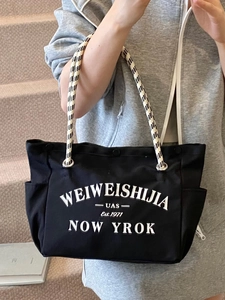 Sac fourre-tout noir rétro avec lettres imprimées et poignées en corde tressée