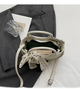Vue de dessus de l'intérieur du sac seau crème montrant un rangement pour portefeuilles